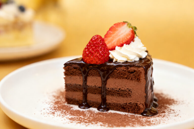 Chocolate Strawberry Cake – A Classic, Crowd-Pleasing Dessert